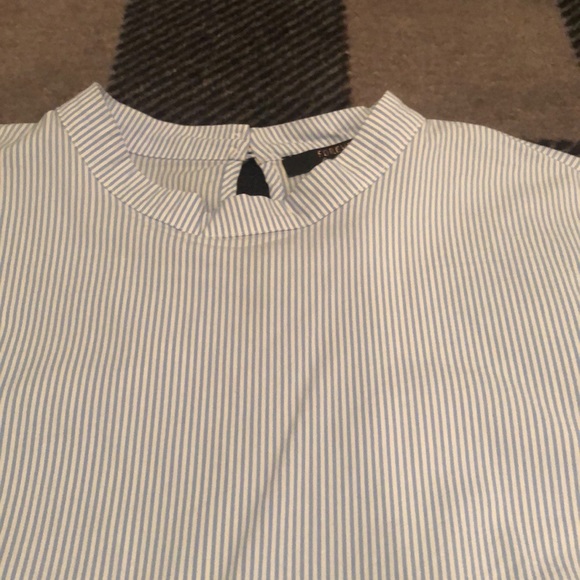 A cropped top with puffy arm sleeves. - Picture 3 of 5